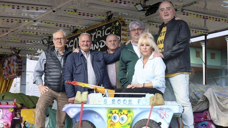 Toda la comisión de fiestas de O Alto, en un coche de Bob Esponja del Scalextric.