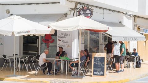 Clientes en la terraza de la cafetera Bon Temps, en Formentera
