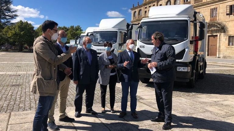 El alcalde, segundo por la derecha, en la presentación de los nuevos vehículos