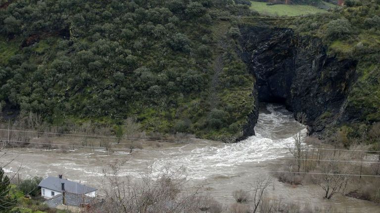 El colegio de ingenieros propone parar la erosión del túnel de Montefurado
