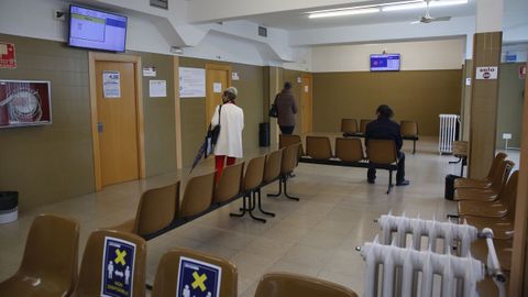 Sala de espera en un ambulatorio de Pontevedra, casi sin pacientes por el protocolo anticovid