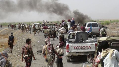 Fuerzas leales al presidente de Yemen Add-Rabuu Mansour Hadi en una carretera de Lahez, al sur del pas