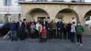 Políticos se hicieron una foto de familia ante el antiguo colegio de Celeiro con usuarios, personal y directivos de Aspanane, el 2 de marzo del año pasado, cuando rubricaron el acuerdo entre el Concello, la Deputación y la Xunta