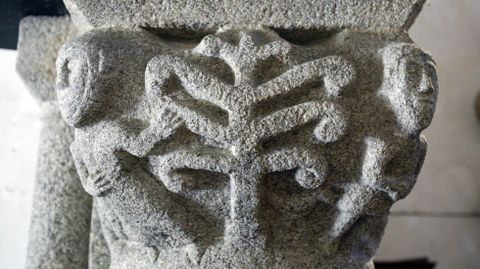 Figuras en un capitel romnico de la iglesia de Pinol, en el municipio de Sober 