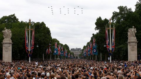 Exhibición aérea de la Royal Air Force en el Mall, frente a Buckingham Palace, en Londres