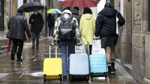 Turistas con maletas en la Ra do Franco, en Santiago, el pasado mes de noviembre