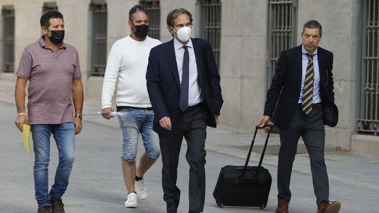 El patrón del Villa de Pitanxo, Juan Padín Costa, y su sobrino, Eduardo Rial Costa en la Audiencia Nacional en Madrid para declarar ante el juez en el 2022 por el naufragio del buque gallego .