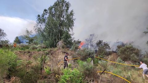 Imagen del fuego que prendió tras la caída del relámpago