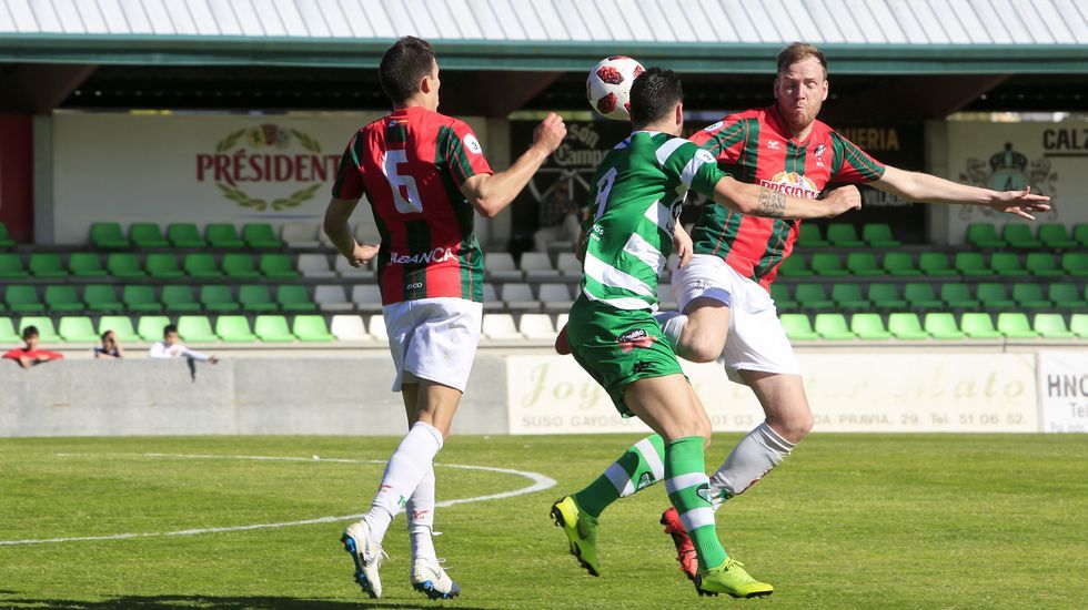 Leve el conductor de una hormigonera tras volcar en Samos.Sugar Drops act�a en el Clavic�mbalo