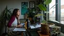 Una mujer teletrabajando desde su domicilio