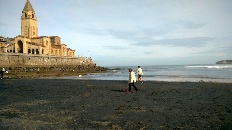 Mancha de carbón en la playa de San Lorenzo