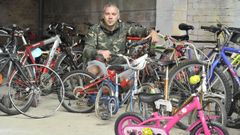 Jos Luis Pereira, con bicicletas donadas por Recycling