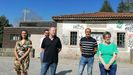 Villarino en la vieja oficina de turismo de Ourense acompañado de concejales socialistas.