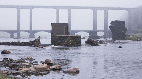 Bajo nivel del agua en el embalse de Belesar debido a la sequía.