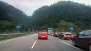 Coches retenidos a la entrada del túnel de Fabares, en la autovía del Cantábrico, a su paso por Villaviciosa