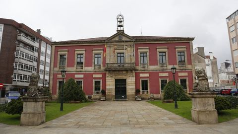 La fachada del concello sin las palmeras que sucumbieron al picudo rojo