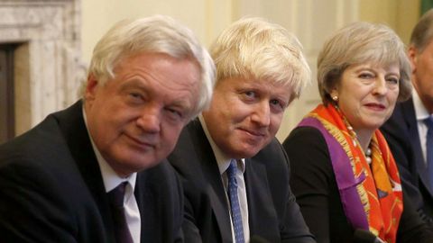El tridente fallido. La imagen de unidad que pretendía trasladar la fotografía de David Davis, Boris Johnson y Theresa May ya es historia. El tridente sobre el que descansó la estrategia de Londres para negociar el «brexit» con la UE se deshilachó al llegar la hora de la verdad