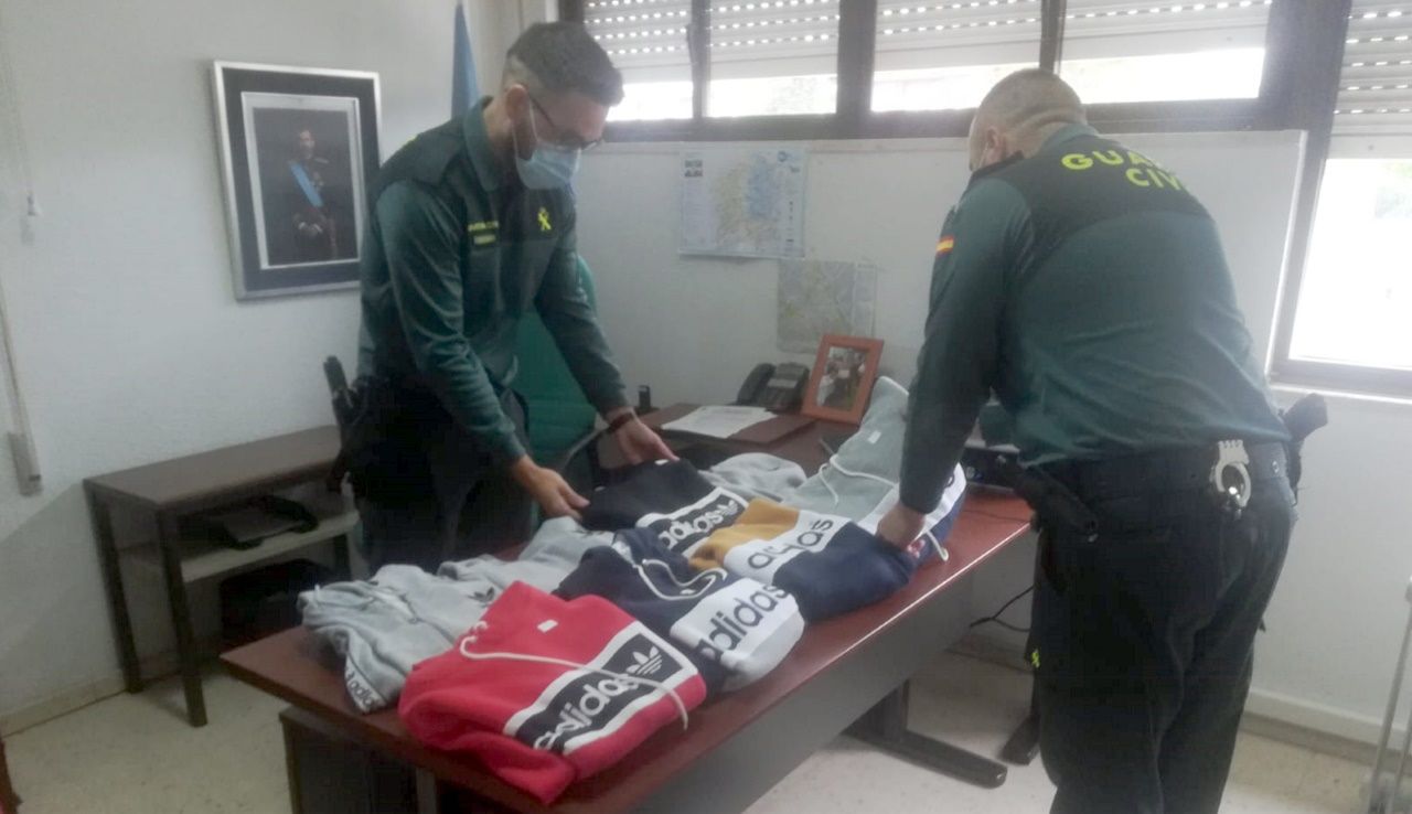Detenido un vecino de Sarria tras una espectacular persecucin por las calles de la villa.Un joven Carlos Torres, el primer futbolista agachado por la derecha, en un partido entre un Deportivo reforzado por Di Stfano (segundo agachado por la izquierda, al lado de Arsenio) y el Vasco de Gama 