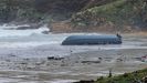 Una planeadora aparece en la playa de Nemia