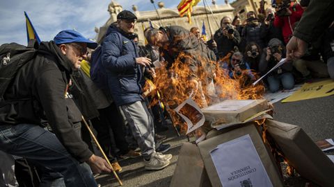 Unos manifestantes queman constituciones, códigos civiles y banderas de España en Barcelona