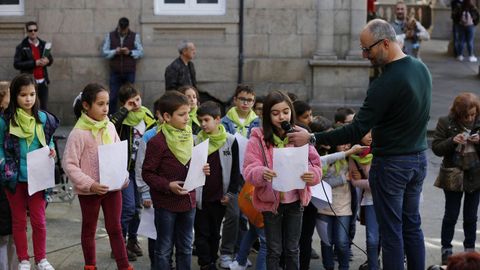 D da Poesa en Ourense con casi 400 alumnos en la Praza Maior y las escalinatas de Santa Mara Nai