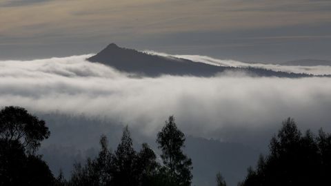 Vista del Pico Sacro, imponente entre la niebla.