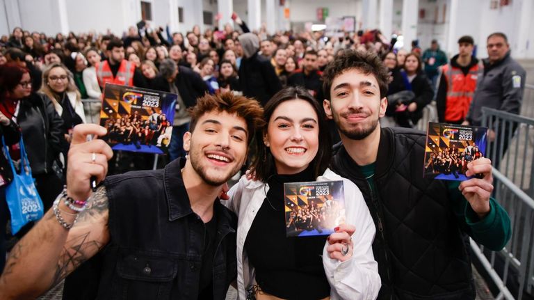 Lucas, Chiara y Paul durante la firma de discos en Barcelona