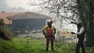 Bomberos de Asturias trabajan en las labores de extinción en un incendio foresta