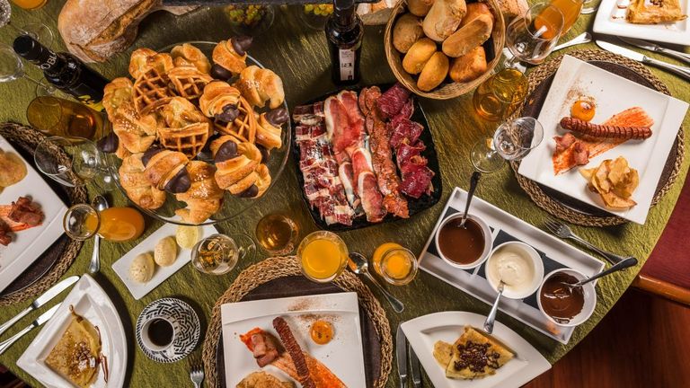 Mesa repleta de alimentos en un brunch de Casa Conrado y Suárez.