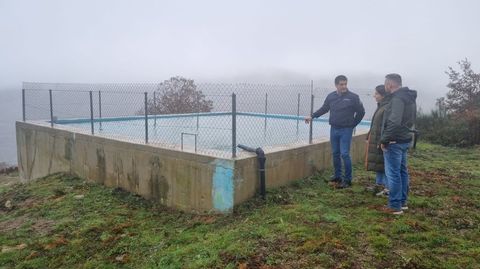 Gabriel Aléne visitó las obras de un tanque de agua en Lobios