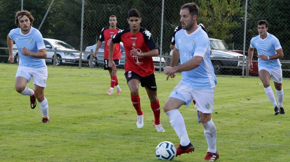 Ana Pontn asiste a un entrenamiento del CB Sarria de baloncesto.Adrin Vzquez regenta el centro deportivo acompaado de su pareja, que tambin da clases