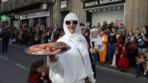 Domingo de entroido en Verín. Desfile con mucha participación y público. Una de marisco.
