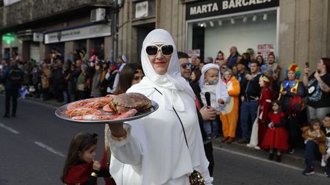 Domingo de entroido en Vern. Desfile con mucha participacin y pblico. Una de marisco.