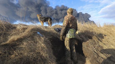 Un soldado ruso tras la explosión de un depósito de petróleo en la ciudad de Vasilkov, a 40 kilómetros del sur de Kiev