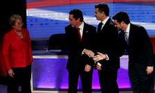 Los otros candidatos a las primarias reciben a Bachelet en un debate televisado.