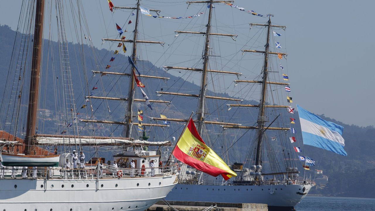 Barcos con las banderas de Espaa y Argentina.