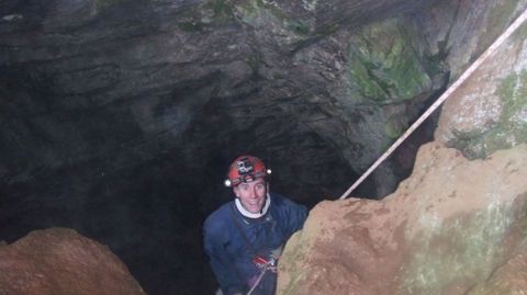 La cueva tiene una estructura vertical en su mayor parte 