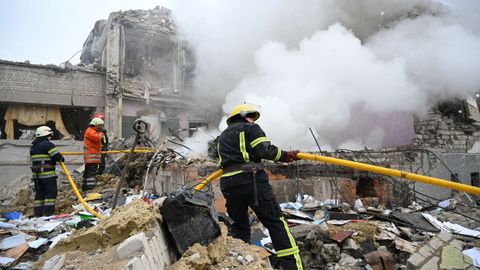 Bomberos trabajando para extinguir el fuego en un colegio de Zhitómir
