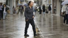 Lucía, de 23 años, es una de las cien personas sin visión en Galicia que se han instertado laboralmente en empresas externas a la ONCE