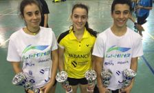 Noelia Gestoso, Ana Carbn y Miguel Sanluis con sus trofeos tras su xito en el campeonato de Huelva.