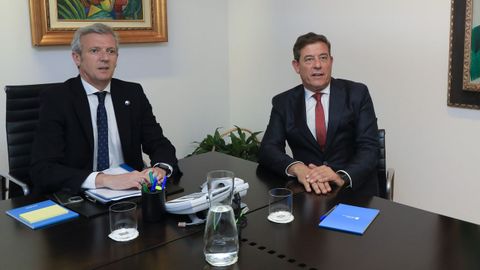 El presidente de la Xunta, Alfonso Rueda, y José Ramón Gómez Besteiro, antes de la reunión que mantuvieron en mayo, cuando el segundo era delegado del Gobierno en Galicia.