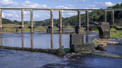 Caneiros para la pesca y restos de los viejos puentes junto al nuevo viaducto sobre el Mio