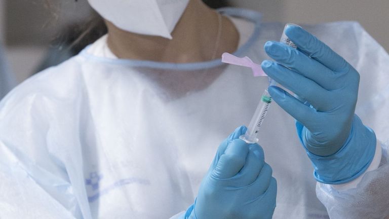 Una enfermera prepara la segunda dosis de la vacuna