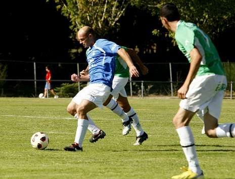 Marz�n conduce el bal�n en un partido de liga en el campo municipal de O Savi�ao.