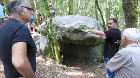 Visitantes en el dolmen de Leira Rapada, en Vilatn (O Saviao)