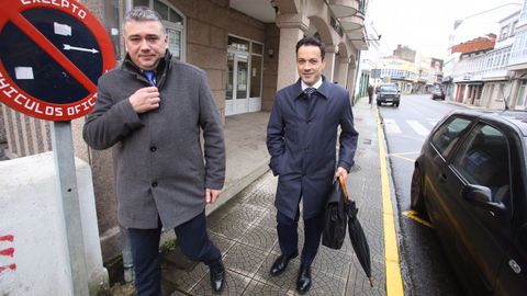 El alcalde, el socialista Juan Penabad Muras, y su abogado, a la salida del juzgado, el 27 de noviembre de 2019