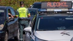 En una imagen de archivo, una patrulla de la Guardia Civil de Tráfico realizando pruebas de alcoholemia a conductores