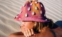 Carlota Weberm con gorrito de pescador y conchitas