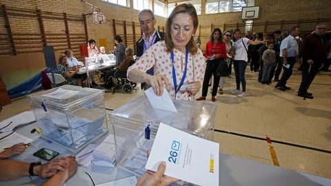 Ana Pastor, votando en Pontevedra