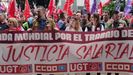 CCOO y UGT durante la protesta frente a la sede de la Federación Asturiana de Empresarios para exigir una subida salarial a la patronal 